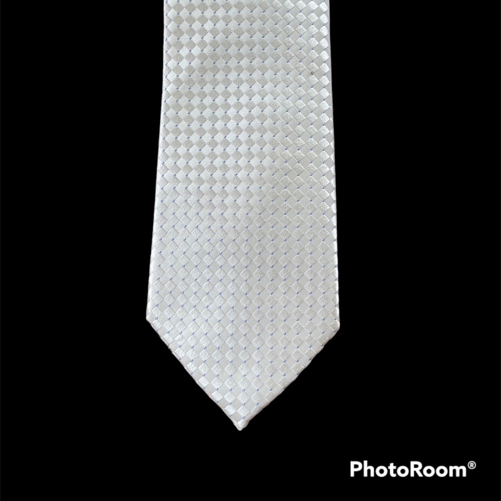NWOT TRUMP - Donald J Tump Signature Collection Silk Necktie. White w/blue dots